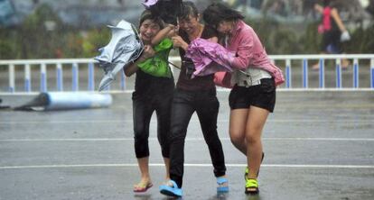 Tres chicas este domingo en Sanya, Hainan, China. 