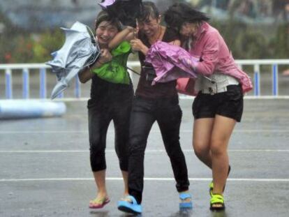 Tres chicas este domingo en Sanya, Hainan, China. 