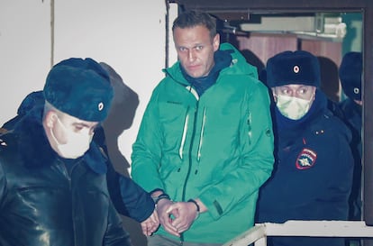 El opositor ruso Alexéi Navalni, el 18 de enero a la entrada de una comisaría en Khimki, en la periferia de Moscú. 