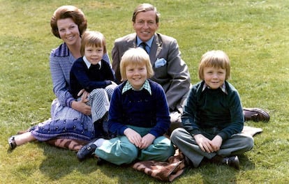 La reina Beatriz con su marido, el príncipe Claus, y sus tres hijos (de izquierda a derecha: Constantino, Guillermo y Friso), en una imagen de enero de 1980.