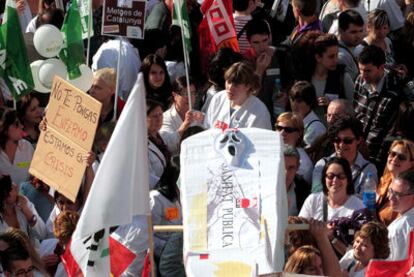 Trabajadores de la sanidad concentrados, el jueves, en la plaza de Sant Jaume.