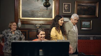 Diana Garrigosa, Lluna Pintado, Sílvia Pérez Cruz y Pasqual Maragall, en un fotograma del documental 'Maragall i la Lluna'.