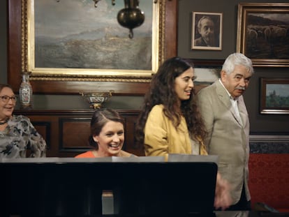 Diana Garrigosa, Lluna Pintado, Sílvia Pérez Cruz y Pasqual Maragall, en un fotograma del documental 'Maragall i la Lluna'.