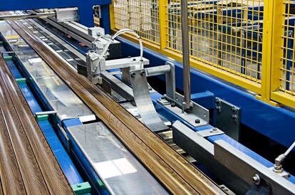 La producción en Persax está mecanizada. Aquí se ensamblan las lamas para la realización de una persiana.