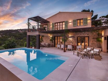 La piscina está en la parte alta de esta casas mallorquina.