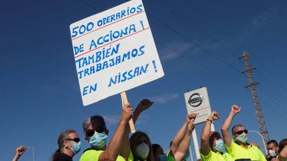 Trabajadores de empresas proveedoras y subcontratadas de Nissan rodean la planta de Zona Franca (Barcelona), este viernes.