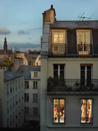 De nuevo una escena familiar y hogareña en una vivienda de París. 