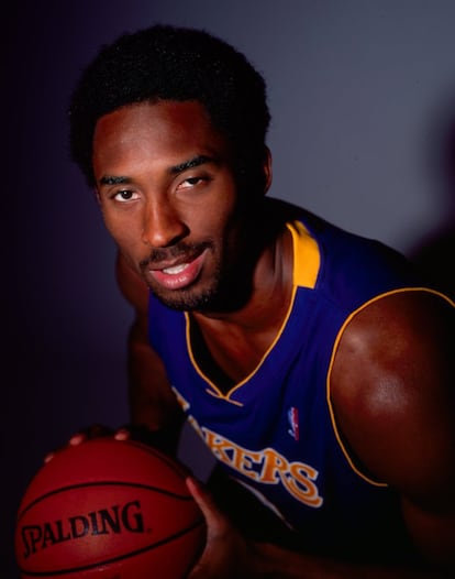 Kobe Bryant, durante una sesión de fotos con la camiseta de Los Angeles Lakers.