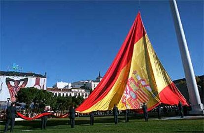 Militares del Ejército del Aire en el momento de izar la bandera de 294 metros cuadrados.