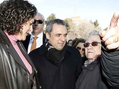 La ministra de Vivienda, María Antonia Trujillo, y Rafael Simancas (centro) charlan con un vecino de Usera.
