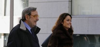 El expresidente de Catalunya Caixa Narcís Serra (i) a su salida de la Audiencia Nacional tras declarar como investigado junto a sus directores generales Adolf Todó y José María Loza