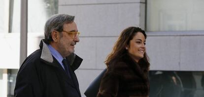  El expresidente de Catalunya Caixa Narcís Serra (i) a su salida de la Audiencia Nacional tras declarar como investigado junto a sus directores generales Adolf Todó y José María Loza