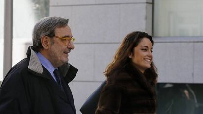  El expresidente de Catalunya Caixa Narcís Serra (i) a su salida de la Audiencia Nacional tras declarar como investigado junto a sus directores generales Adolf Todó y José María Loza