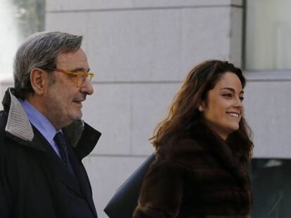  El expresidente de Catalunya Caixa Narcís Serra (i) a su salida de la Audiencia Nacional tras declarar como investigado junto a sus directores generales Adolf Todó y José María Loza