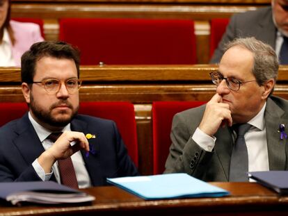 El presidente de la Generalitat, Quim Torra, junto a su vicepresidente, Pere Aragonès, en el Parlament.