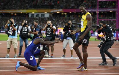 Justin Gatlin se arrodilla ante Usain Bolt tras proclamarse ganador de los 100 metros en el Mundial de Atletismo de Londres, el 5 de agosto.
