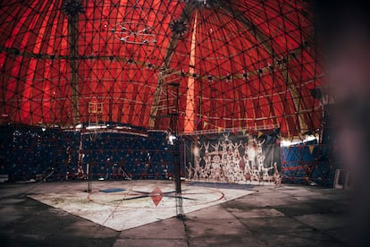 Vista del interior de la carpa del circo, que fue uno de los proyectos principales y más innovadores de la Ciudad de los Muchachos.