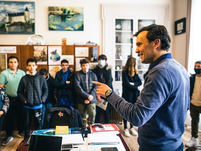 El alcalde de Châteaudun, Fabien Verdier, recibía el martes a un grupo de escolares en su despacho.