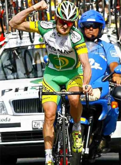 Floyd Landis cruza la meta el primero en la etapa 17ª del Tour, en la que supuestamente se drogó.