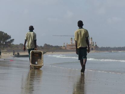 Dos niños van a recoger residuos en la playa de Gunjur, Gambia.