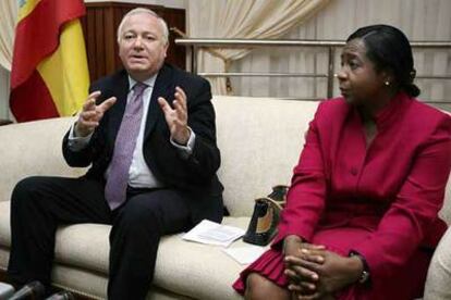 Miguel Ángel Moratinos, durante su reunión con la ministra de Asuntos Exteriores de Mozambique, Alcinda Abreu.