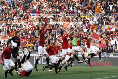 Los jugadores del Roma celebran el triunfo ante el Atalanta.