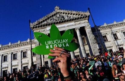 Simpatizantes de la legalizaci&oacute;n de la marihuana en Uruguay.