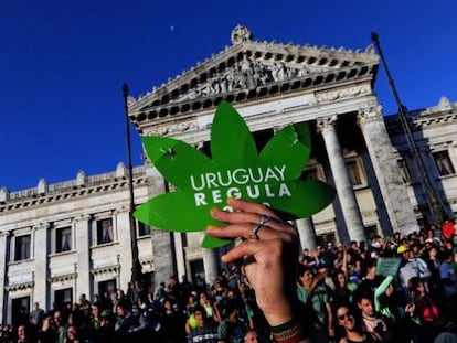 Simpatizantes de la legalizaci&oacute;n de la marihuana en Uruguay.