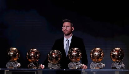 Messi posa con sus seis trofeos.