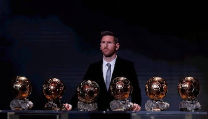 Messi posa con sus seis trofeos.