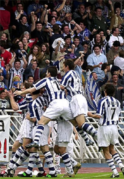 Los jugadores de la Real Sociedad celebran el cuarto gol, obra de Xabi Alonso.