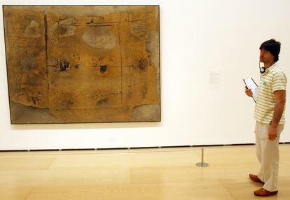 Óleo con arena sobre lienzo. 199,3 x 261,6 cm. 1958. Copyright: Fundació Antoni Tàpies/Artists Rights Society (ARS), Nueva York/VEGAP, Madrid.