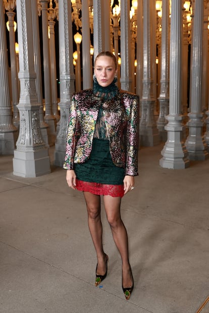 La actriz Chloë Sevigny escogió un estilismo de inspiración ochentera con minifalda y medias, de Saint Laurent.