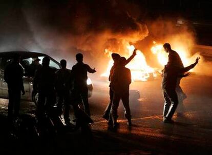 Militantes prosirios junto a las hogueras de neumáticos que cortan la carretera al aeropuerto de Beirut.