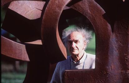 Eduardo Chillida junto a una de sus obras expuestas en su museo Chillida- Leku, en Zabalaga (Hernani). 