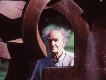 Eduardo Chillida junto a una de sus obras expuestas en su museo Chillida- Leku, en Zabalaga (Hernani).