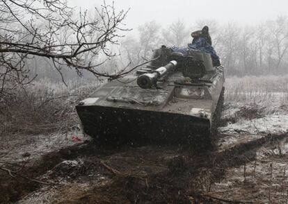 Un tanque ucranio avanza en la región de Lugansk. El presidente ruso, Vladímir Putin, no tiene ninguna intención de convertir la creación de corredores humanitarios en una suerte de alto el fuego permanente, ya que ha advertido que las tareas de la invasión se cumplirán en cualquier caso y que los intentos por parte de Ucrania de ganar tiempo en las negociaciones serán en vano.