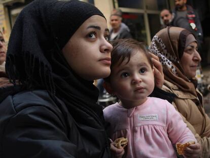 Una mujer refugiada y su hija, en Grecia.