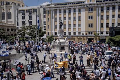 Cerca de la 1 de la tarde, hora local, bajo el intenso calor centroamericano la manifestación terminó en la Plaza Morazán de la capital.