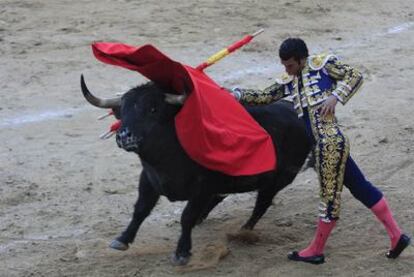 Morenito de Arganda en el tercer toro de la tarde.