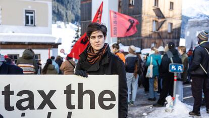 La heredera millonaria y activista social germano-austriaca Marlene Engelhorn sostiene un cartel que dice "¡Impongan impuestos a los ricos!" durante la celebración del foro de Davos el pasado 14 de enero.