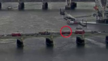 Fotograma del vídeo que recoge el momento del ataque en el puente de Westminster.