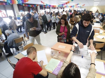 Ambiente electoral en el Colegio Público Pinar del Rey, de Madrid, durante las Elecciones generales del 28 de abril. 