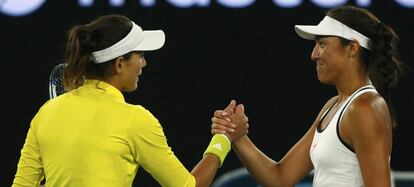 Muguruza y Crawford se saludan tras el partido.