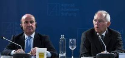 El ministro de Economía y Competitividad, Luis de Guindos (i), y el titular de Finanzas alemán, Wolfgang Schäuble, ayer durante la rueda de prensa previa a su participación en unas jornadas sobre el futuro de la UE.