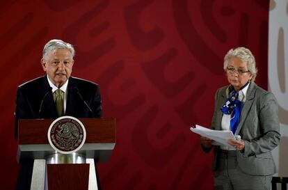 López Obrador junto a su secretaria de Gobernación, Olga Sánchez Cordero.