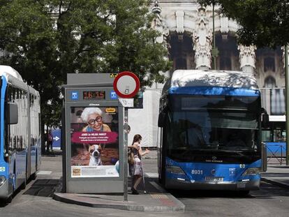 Dos autobuses de la EMT en Madrid. 