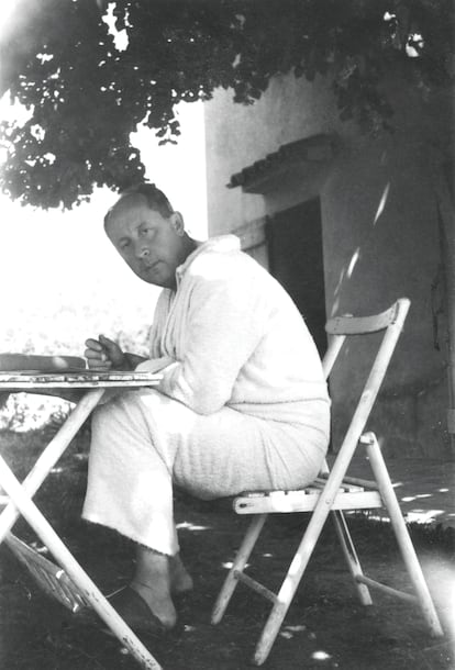 Christian Dior diseñando en el patio de la granja.
