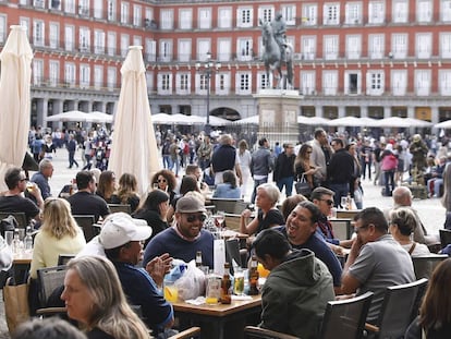 Clientes de un bar en la Plaza Mayor de Madrid
