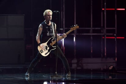 Mike Dirnt de Green Day performs en el escenario de Rotterdam.